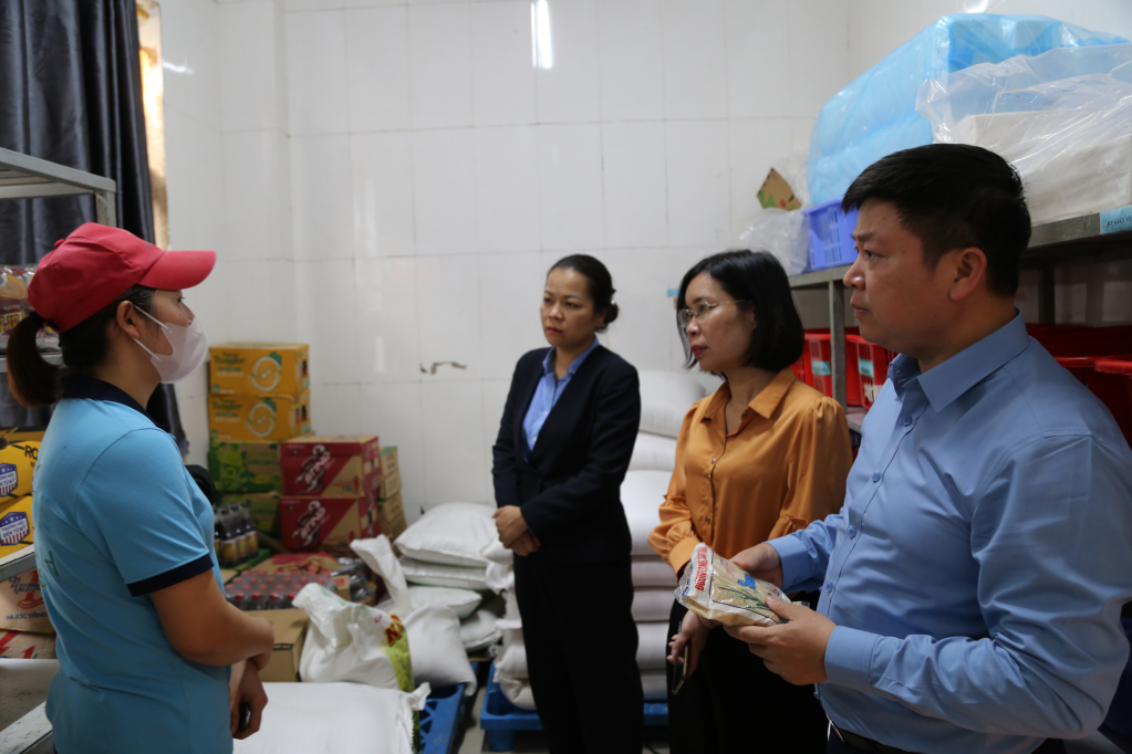 Đoàn khảo sát việc lưu trữ thực phẩm trong bếp ăn tập thể của Công ty TNHH dệt may Đại Đông (KCN-Cảng biển Hải Hà)