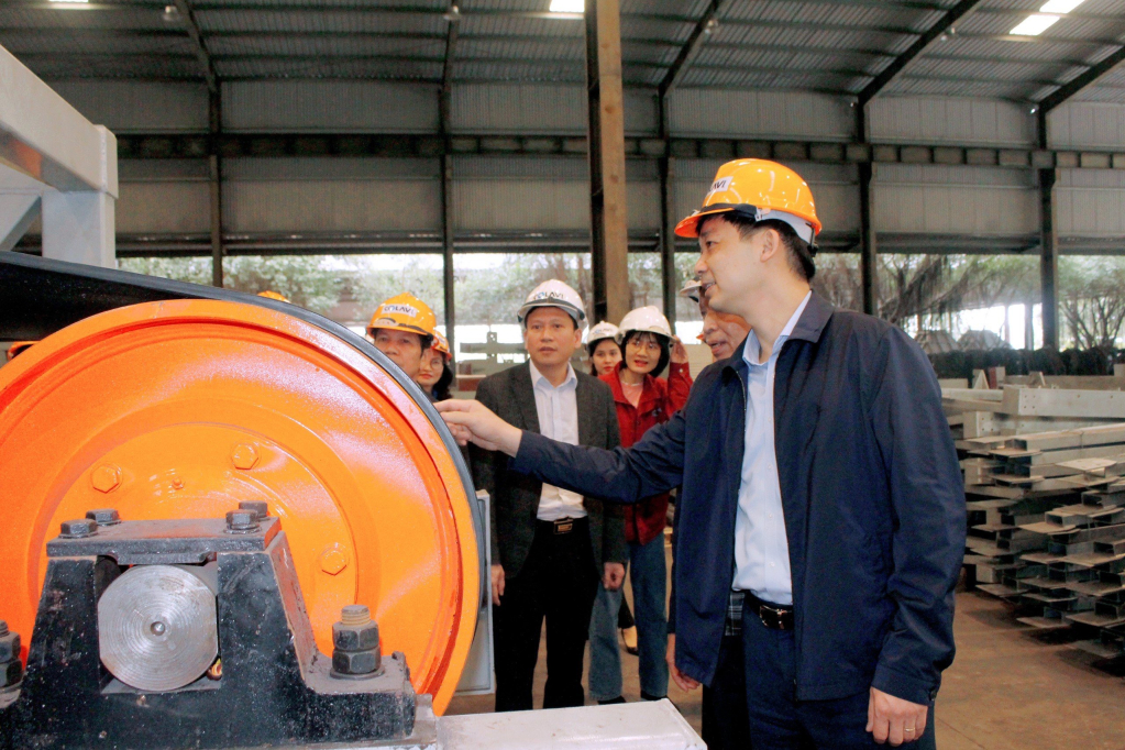 Bí thư Thị ủy Đông Triều Nguyễn Văn Công thăm Công ty CP Cơ khí và lắp máy Việt Nam COLAVI, xã Hồng Thái Tây.