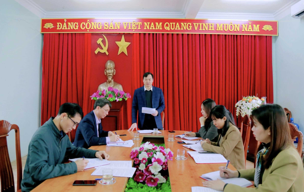 Đồng chí Phó Bí thư Thị ủy, Chủ tịch UBND thị xã Đông Triều Nguyễn Văn Ngoãn dự sinh hoạt thường kỳ tháng 3/2024 tại Chi bộ Phòng Nội vụ.