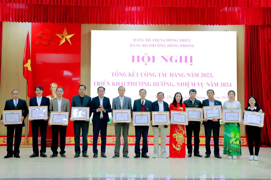 Đảng bộ phường Hồng Phong, TX Đông Triều khen thưởng các tập thể, cá nhân có thành tích xuất sắc năm 2023.