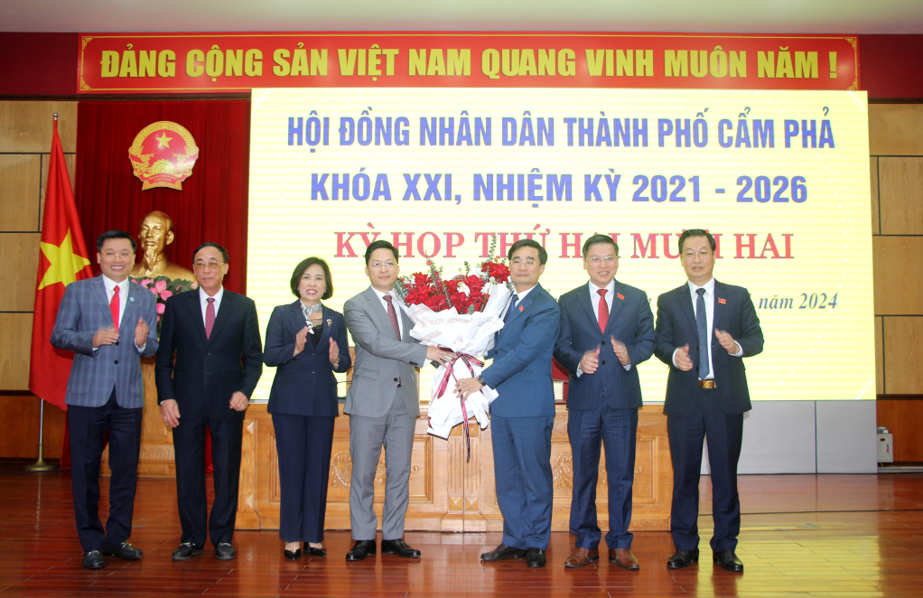 Các đồng chí lãnh đạo TP Cẩm Phả chúc mừng đồng chí Phạm Lê Hưng được HĐND TP Cẩm Phả bầu giữ chức Chủ tịch UBND TP Cẩm Phả, ngày 2/1/2024.