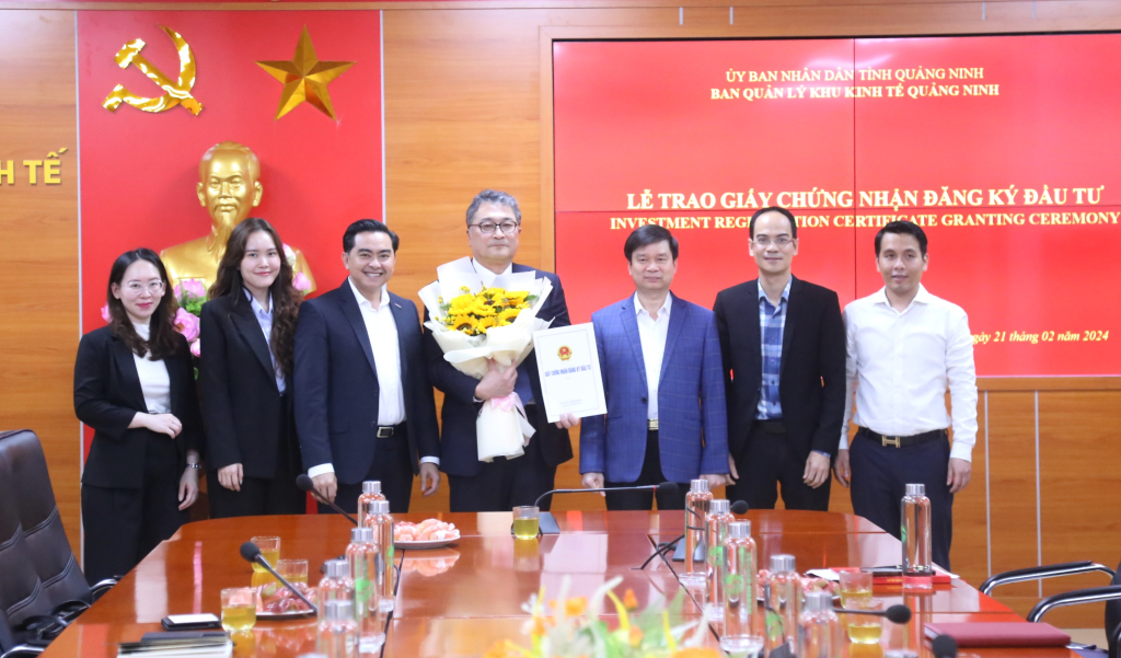 Lãnh đạo Ban Quản lý Khu kinh tế trao giấy chứng nhận đầu tư dự án sản xuất vòng bi, thiết bị chuyển động tuyến tính cho đại diện Công ty TNHH IKO Thompson Việt Nam.