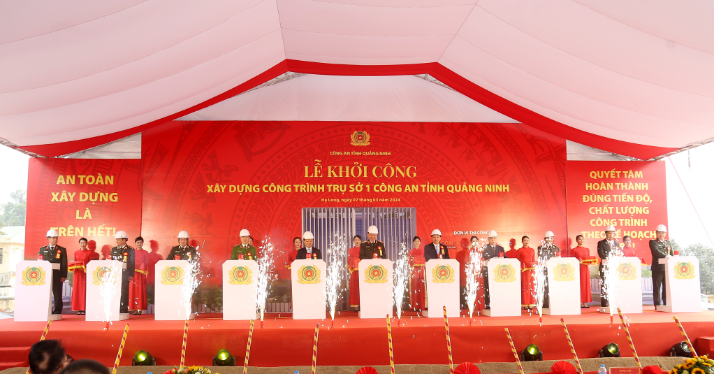 Các đại biểu bấm núi khởi công Dự án đầu tư xây dựng công trình trụ sở làm việc Công an tỉnh Quảng Ninh.