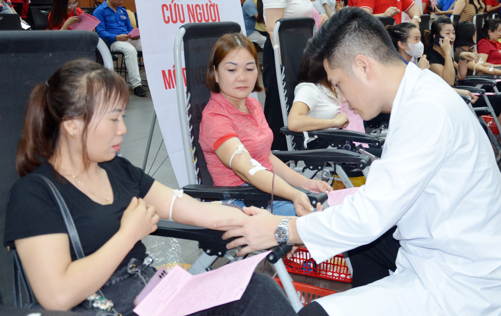 Tình nguyện viên tham gia hiến máu trong Chương trình 