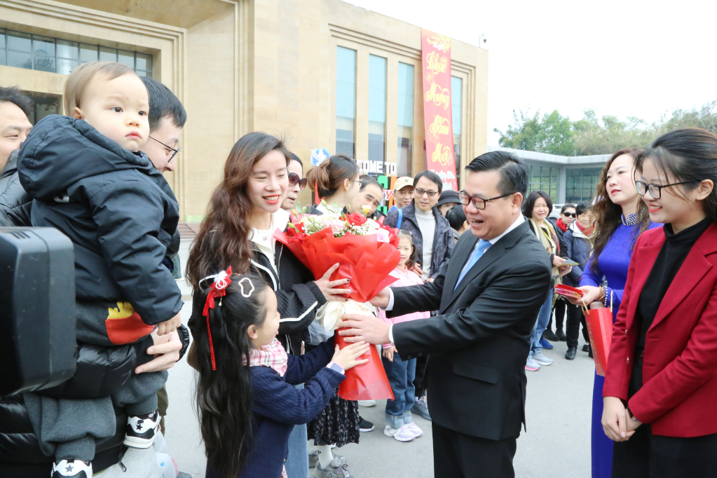 Bí thư Thành ủy Móng Cái, Hoàng Bá Nam tặng hoa chúc mừng những vị khách quốc tế đầu tiên tới