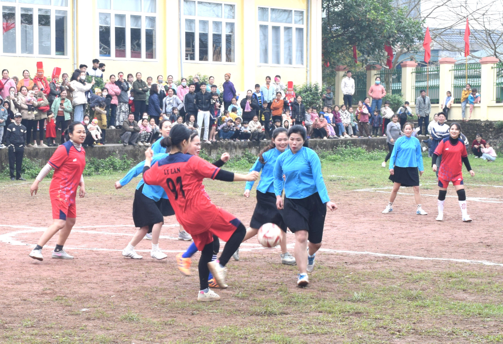 Chợ phiên còn diễn ra giải đá bóng nữ các dân tộc trên địa bàn