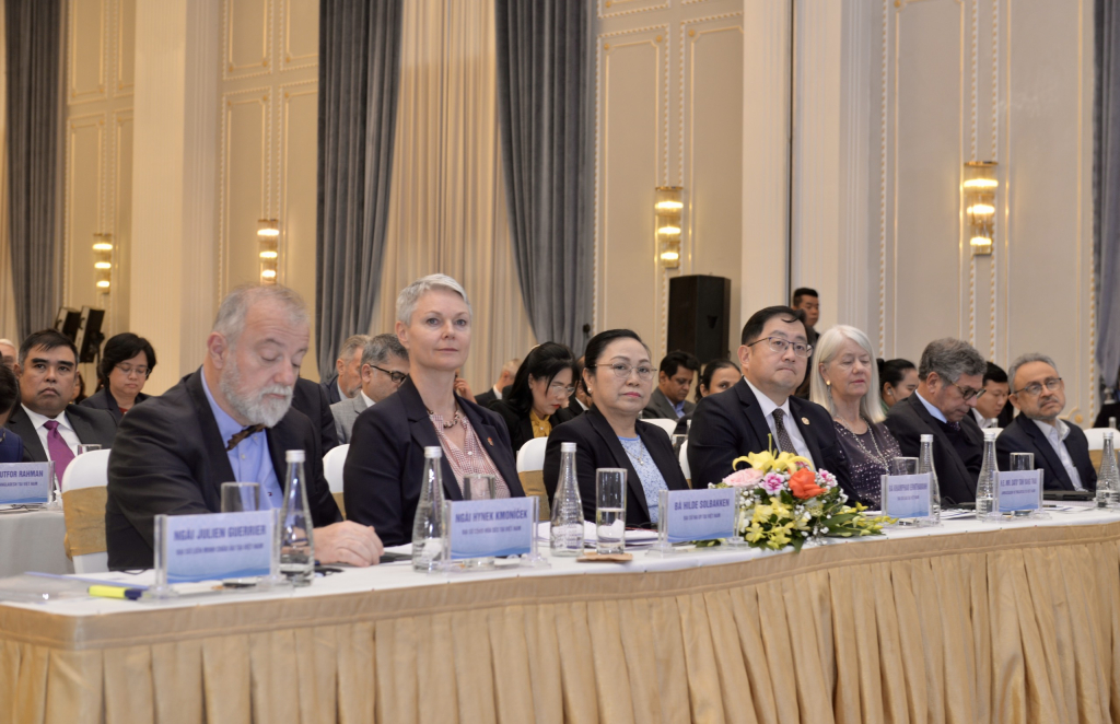 Các Đại sứ, Tham tán Thương mại các nước tại Việt Nam tham dự Chương trình gặp gỡ.