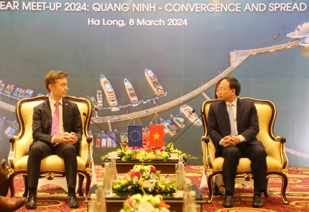 Đồng chí Bí thư Tỉnh ủy, Chủ tịch HĐND tỉnh trao đổi với Đại sứ Liên minh Châu Âu tại Việt Nam.
