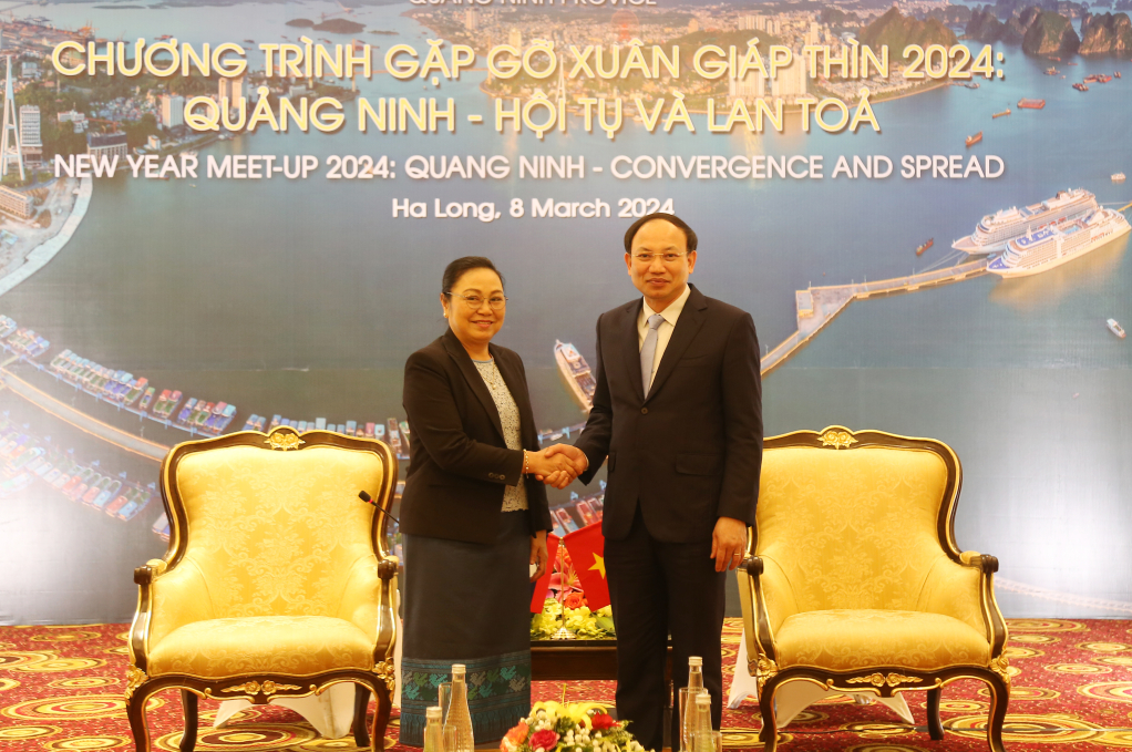 Đồng chí Bí thư Tỉnh ủy, Chủ tịch HĐND tỉnh chào mừng Đại sứ đặc mệnh toàn quyền CHDCND Lào tại Việt Nam Khăm Phao Ân Thạ Vanh đến Quảng Ninh.