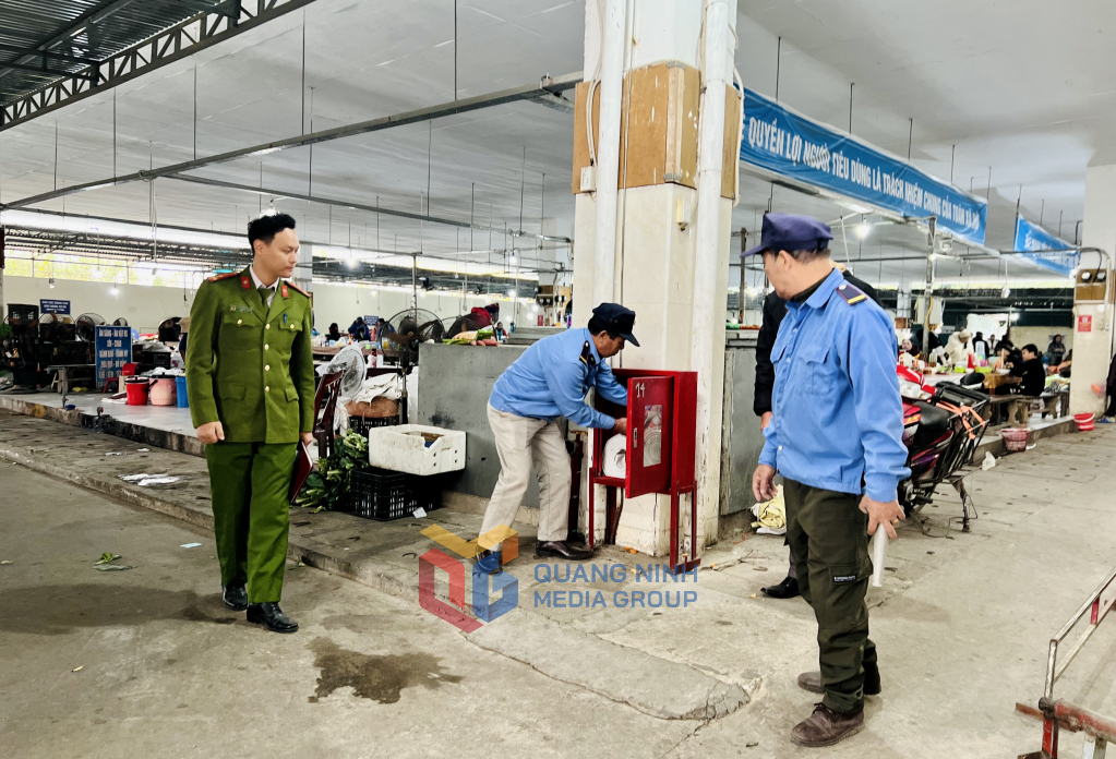 Công an TX Quảng Yên kiểm tra việc vận hành thiết bị chữa cháy tại chỗ của BQL chợ Rộc.