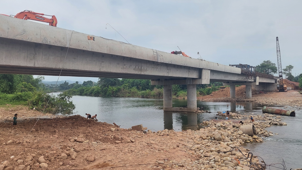 Cầu Quảng Thịnh thuộc dự án đầu tư nâng cấp đường giao thông kết nối từ Quốc lộ 18 đi trung tâm xã Quảng Thịnh đã tạo điều kiện cho người dân đi lại thuận tiện, thúc đẩy sự phát triển KT-XH của địa phương