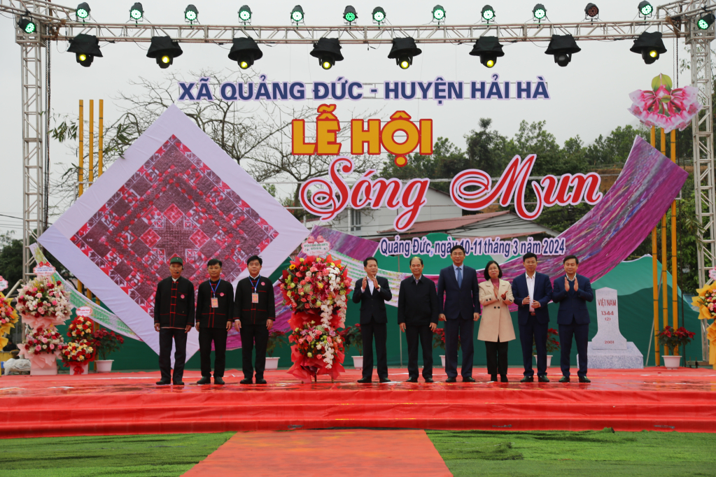 Lãnh đạo huyện Hải Hà tặng hoa chúc mừng lễ hội