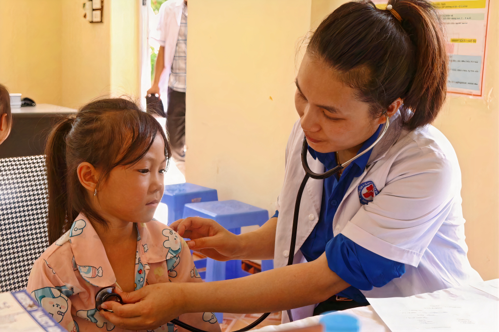 Đoàn Thanh niên Trung tâm Y tế huyện Tiên Yên tổ chức tư vấn và khám sức khỏe cho trẻ em trên địa bàn.