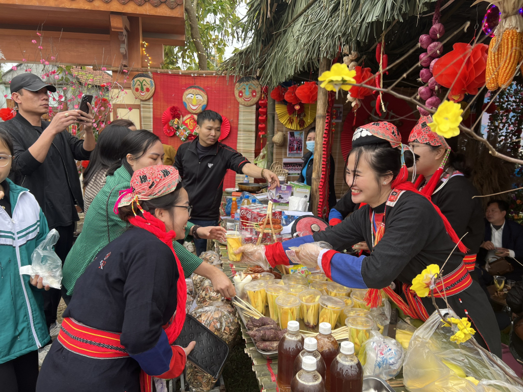 Người phụ nữ Dao Thanh Y được tôn vinh nét đẹp trong bộ trang phục truyền thống dân tộc.