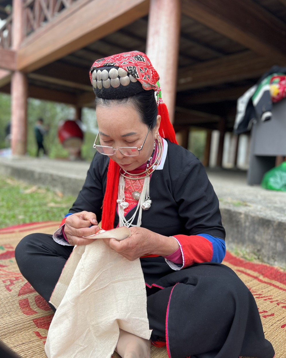 Người phụ nữ Dao Thanh Y được tôn vinh nét đẹp trong bộ trang phục truyền thống dân tộc.