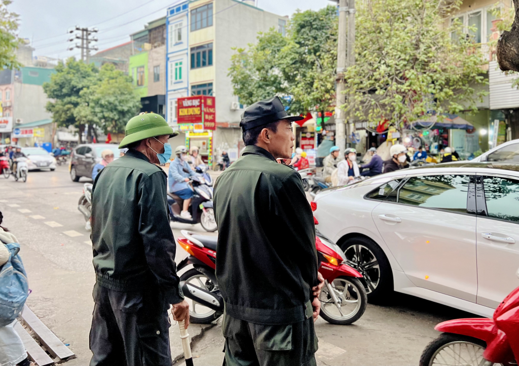 Lực lượng trật tự phường Cao Xanh có mặt giải tỏa giao thông trong giờ cao điểm.