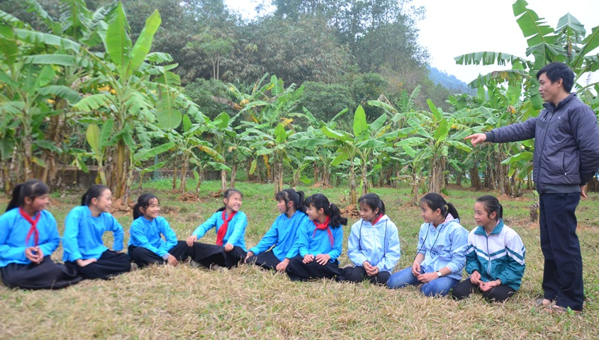 Trường Tiểu học Húc Động huyện Bình Liêu tổ chức giờ ngoại khóa dạy hát sóong cọ cho học sinh là người Sán Chỉ.