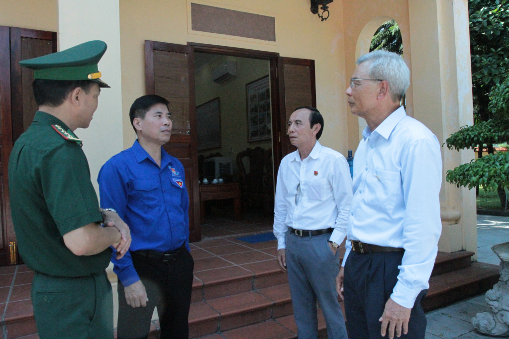 Cựu cán bộ đoàn trò chuyện với cán bộ chiến sĩ bộ đội biên phòng tại Pò Hèn, xã Hải Sơn, thành phố Móng Cái.