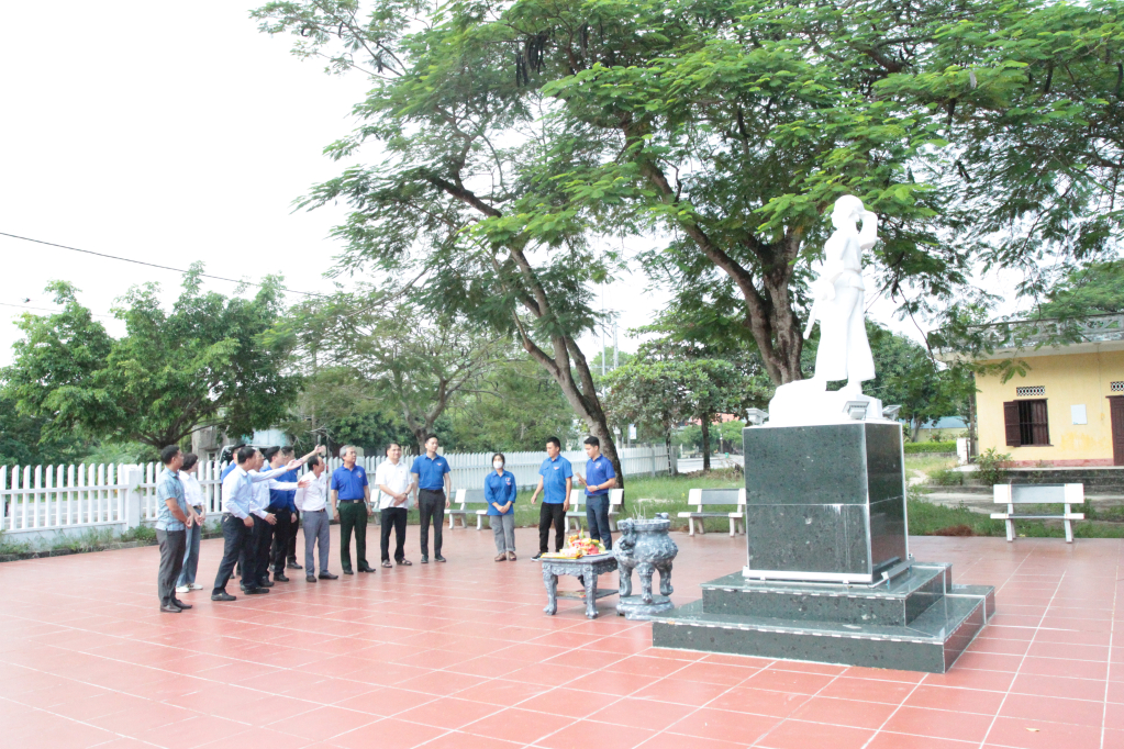 Cán bộ đoàn và cựu cán bộ đoàn trước tượng đài nữ liệt sĩ Hoàng Thị Hồng Chiêm.