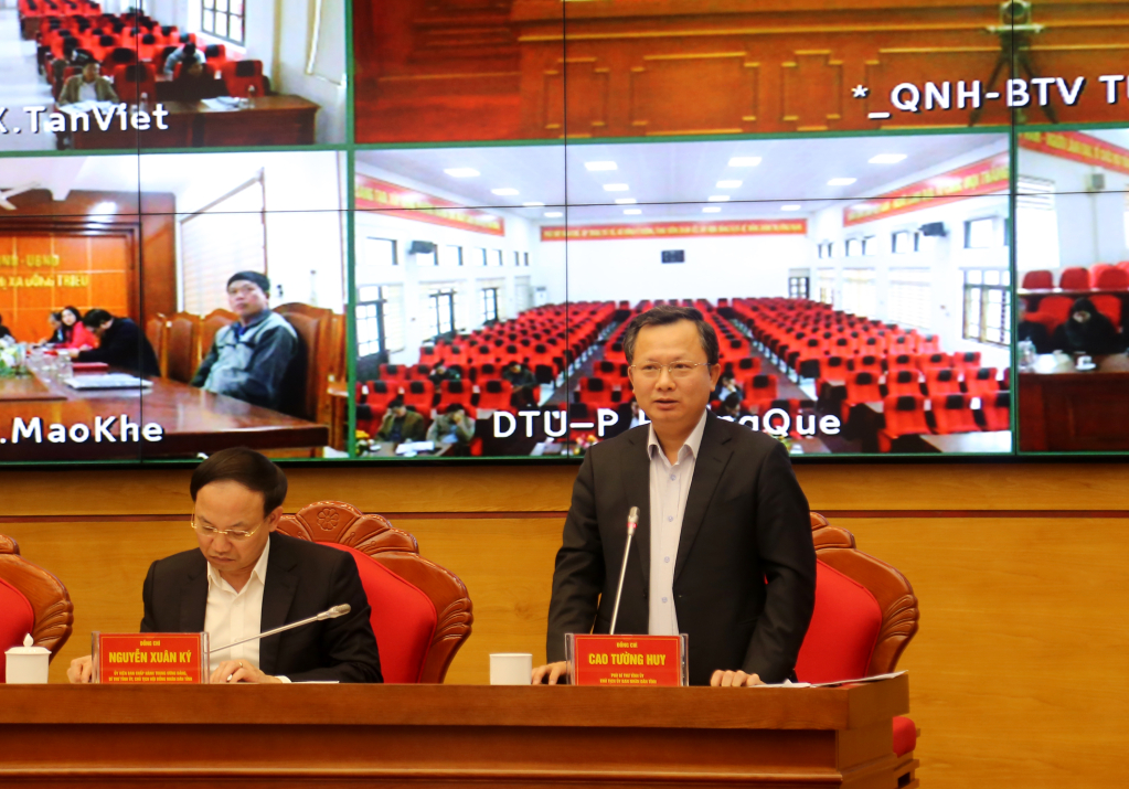 Đồng chí Cao Tường Huy, Phó Bí thư Tỉnh ủy, Chủ tịch UBND tỉnh, phát biểu tại hội nghị.
