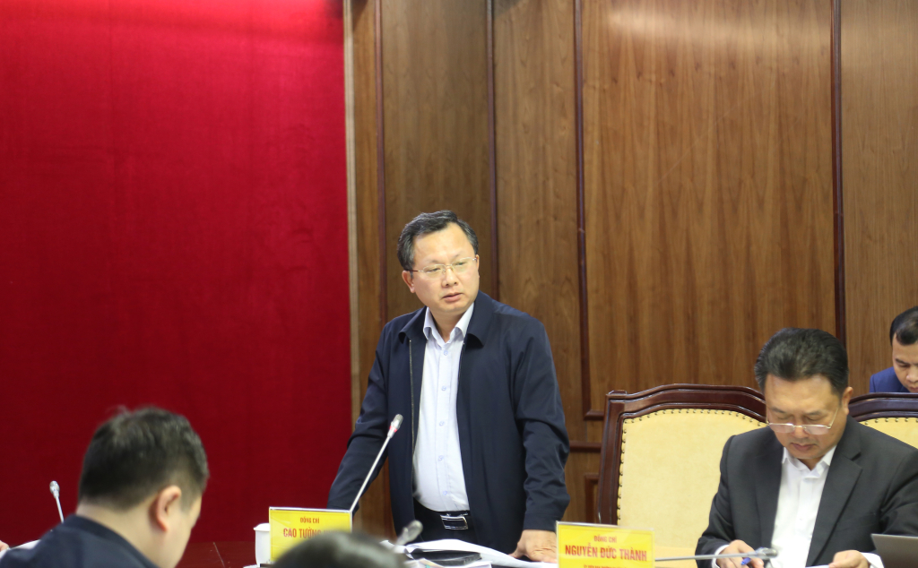 Đồng chí Cao Tường Huy, Phó Bí thư Tỉnh ủy, Chủ tịch UBND tỉnh, phát biểu tại hội nghị giao ban.