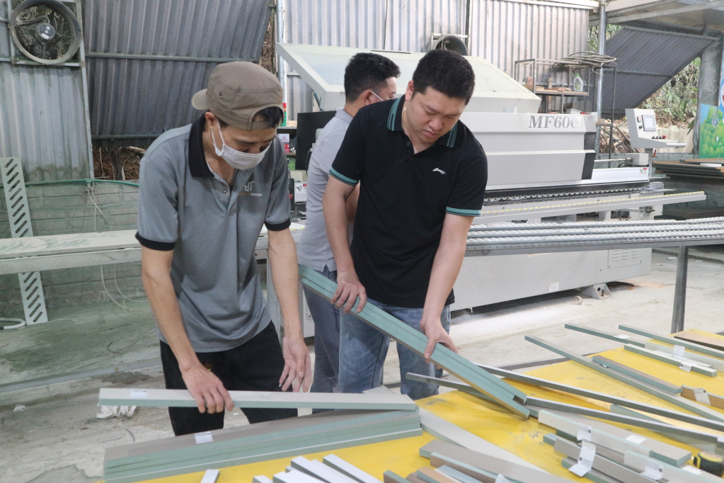 Anh Vũ Việt Hưng, Gi ám đốc Công ty TNHH Đồng Tâm giám sát quá trình sản xuất đồ nội thất của công nhân tại xưởng sản xuất của Công ty.