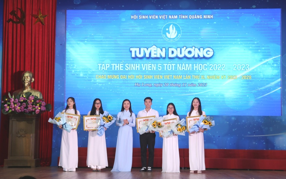 Đồng chí Nguyễn Phương Thảo, Phó Bí thư Tỉnh Đoàn trao tặng bằng khen của BCH Tỉnh đoàn cho các tập thể đạt danh hiệu