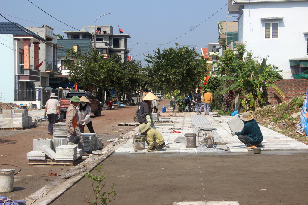 Nhà thầu thực hiện ốp lát vỉa hè dự án chỉnh trang các tuyến phố thị trấn Đầm Hà.