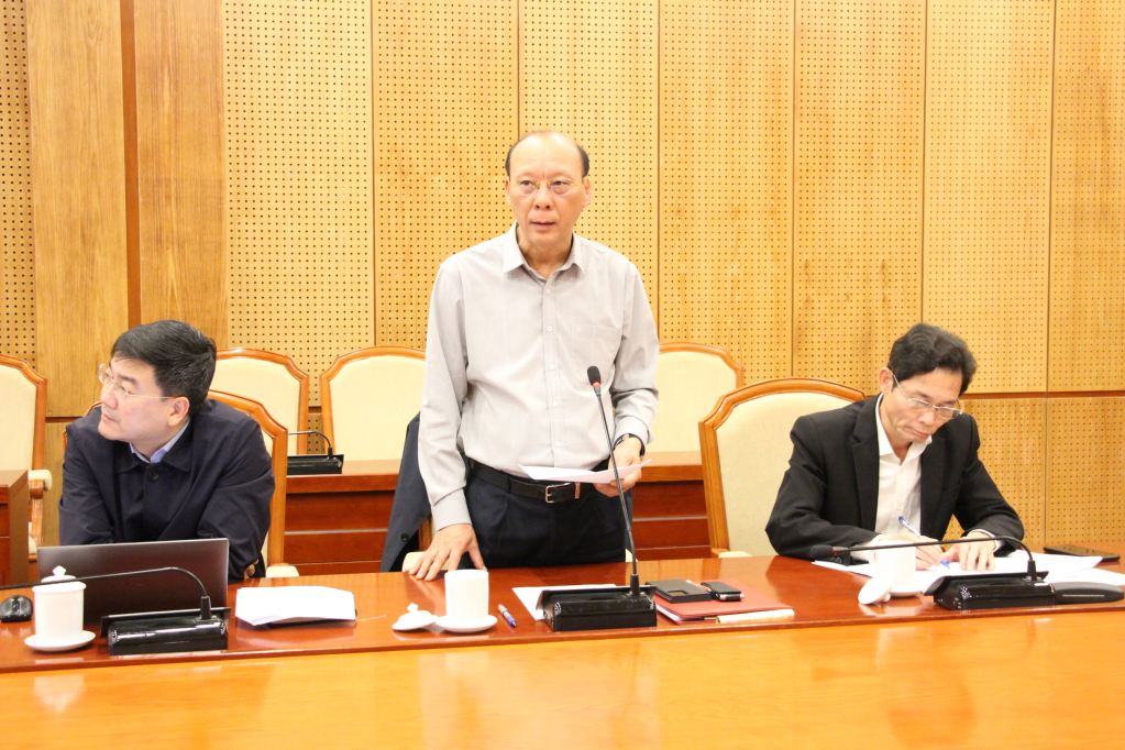 Đồng chí Trần Đức Thắng, Chủ tịch UBND TX Quảng Yên báo cáo tiến độ công tác GPMB các dự án trọng điểm trên địa bàn thị xã.