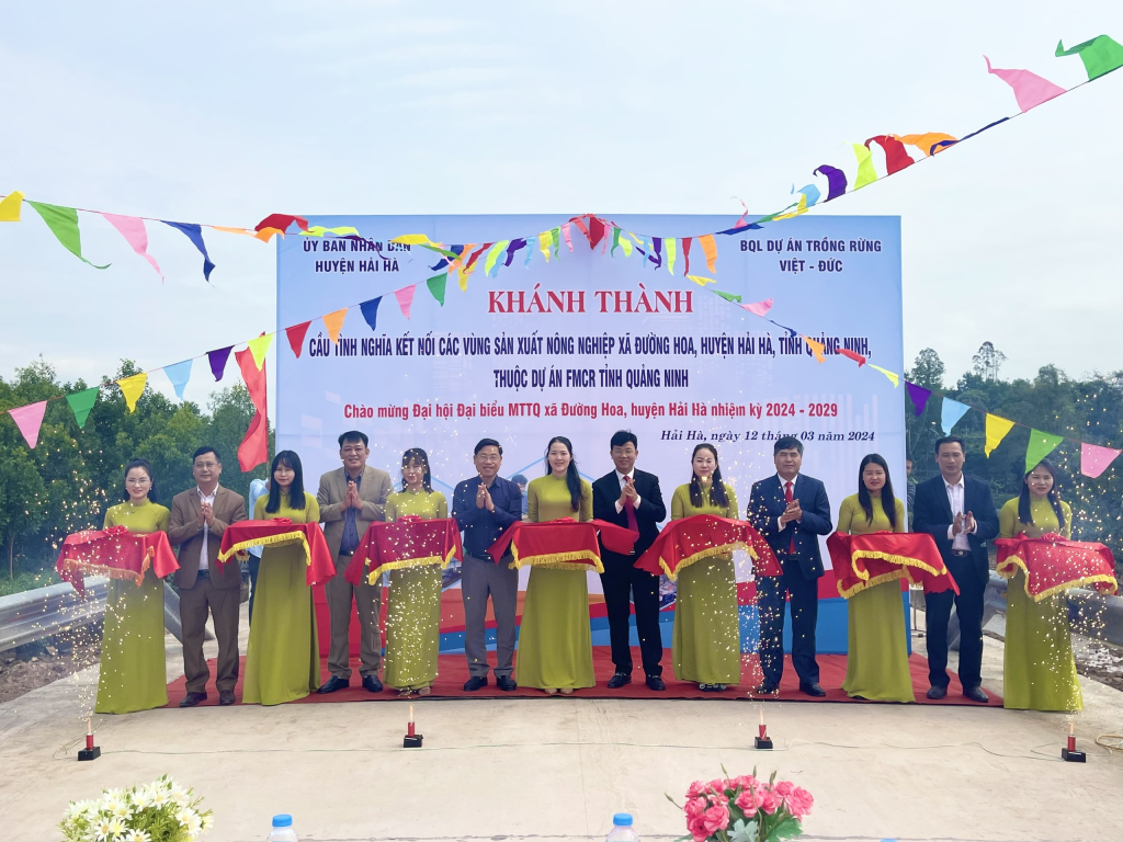 Các đồng chí lãnh đạo huyện Hải Hà và chủ đầu tư dự án tổ chức cắt bằng khánh thành cầu Tình Nghĩa xã Đường Hoa (Hải Hà).