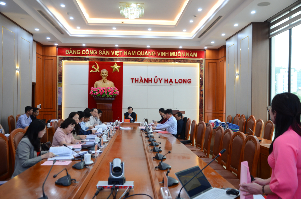 Đồng chí Vũ Quyết Tiên, Ủy viên BTV Thành ủy trực tiếp đặt câu hỏi cho các thí sinh tham gia bảo vệ Đề án.