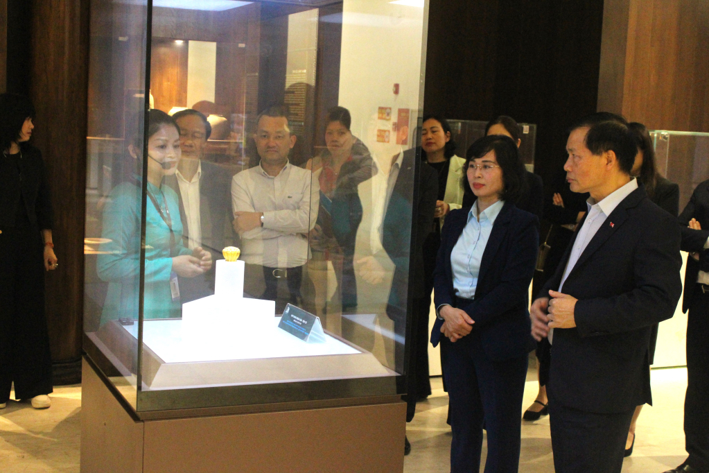 Đoàn công tác đến tham quan Bảo tàng Quảng Ninh