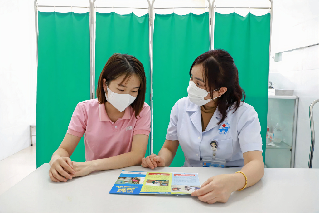 Bác sĩ Trung tâm Y tế huyện Đầm Hà tư vấn chăm sóc sức khỏe, cách phòng bệnh các bệnh truyền nhiễm cho phụ nữ khi mang thai.