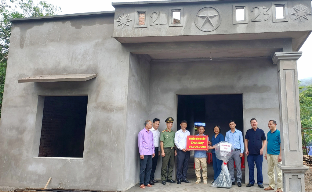 Lãnh đạo huyện Bình Liêu bàn giao kinh phí hỗ trợ xây nhà mới cho gia đình ông Nình Văn Dảu (thôn Nà Luông, xã Vô Ngại).
