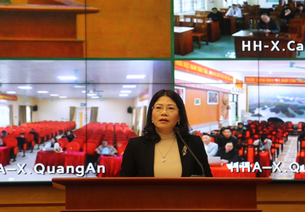 Đồng chí Đỗ Thị Ninh Hường, Bí thư Huyện ủy Đầm Hà, báo cáo tại cuộc làm việc.