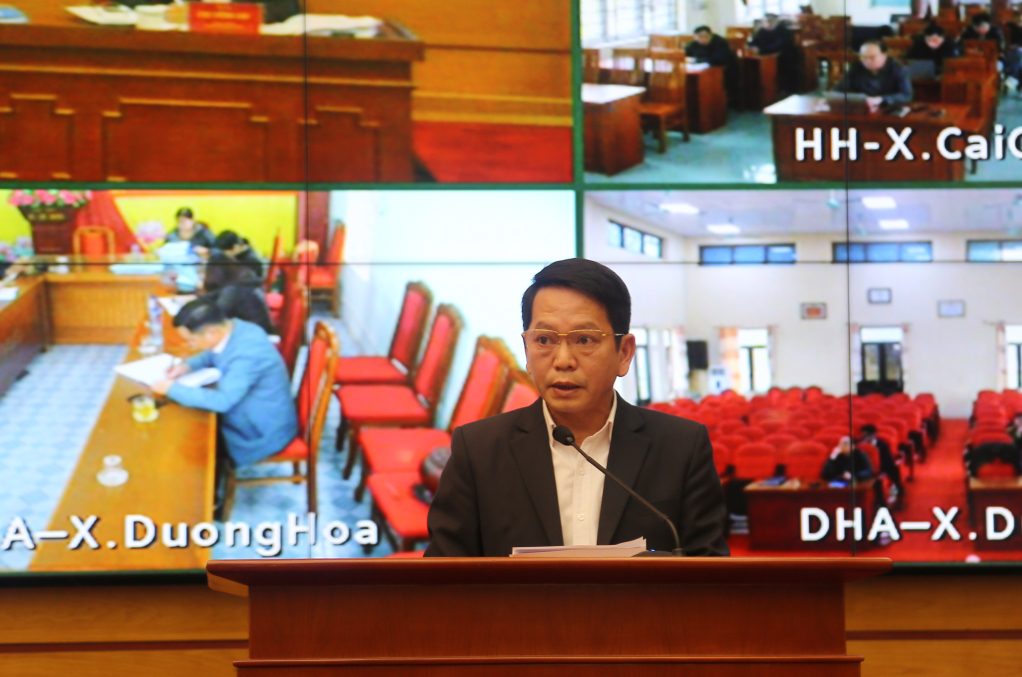 Đồng chí Nguyễn Kim Anh, Bí thư Huyện ủy Hải Hà, báo cáo tại cuộc làm việc.