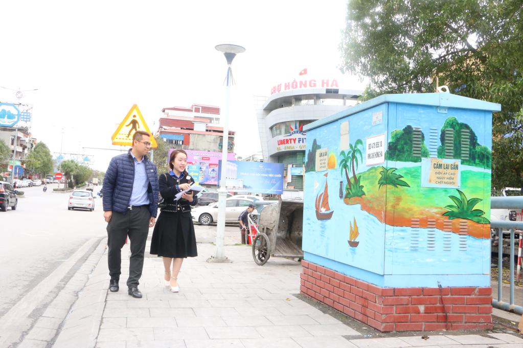 Các bốt điện dọc tuyến đường chính ở phường Hồng Hà được ĐVTN được vẽ, sơn phủ xanh, sạch, đẹp.
