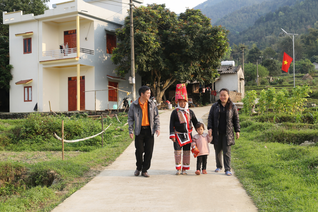 Người dân xã Hoành Mô phấn khởi đi trên những con đường liên thôn được bê tông hóa, cứng hóa.