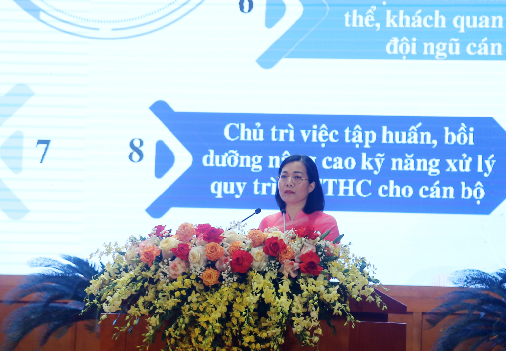 Đồng chí Nguyễn Hải Vân, Giám đốc Trung tâm Phục vụ Hành chính công tỉnh, báo cáo tại hội nghị.