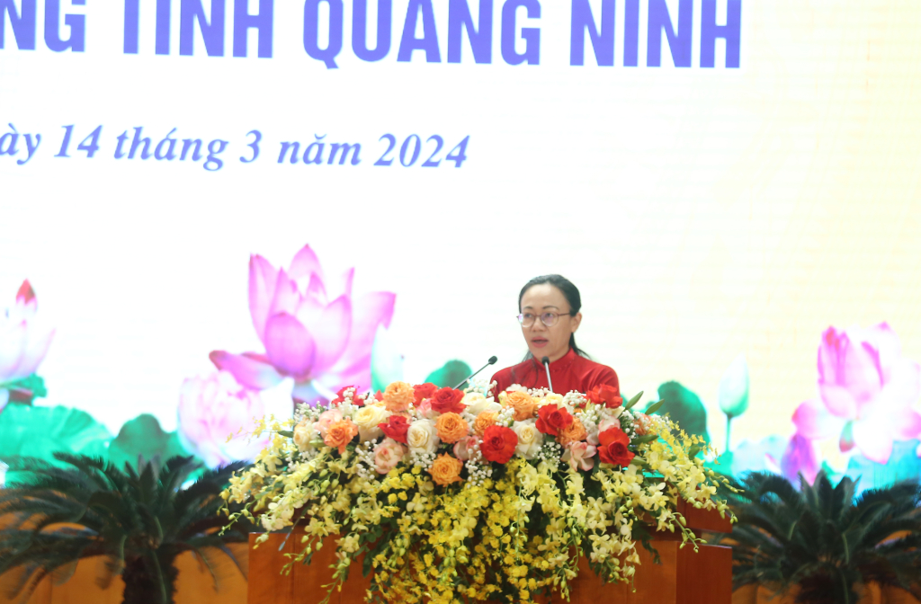 Đồng chí Lê Ngọc Hân, Giám đốc Sở Thông tin và Truyền thông tham luận tại hội nghị.
