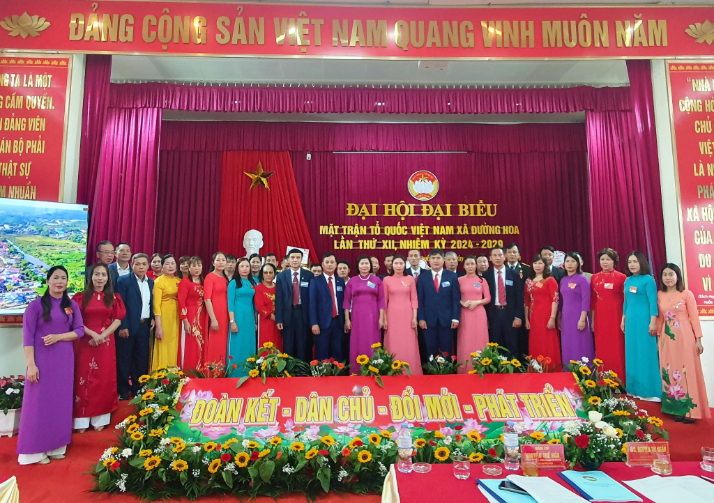 Các đại biểu chúc mừng các uỷ viên Uỷ ban MTTQ khoá XII, nhiệm kỳ 2024 – 2029.
