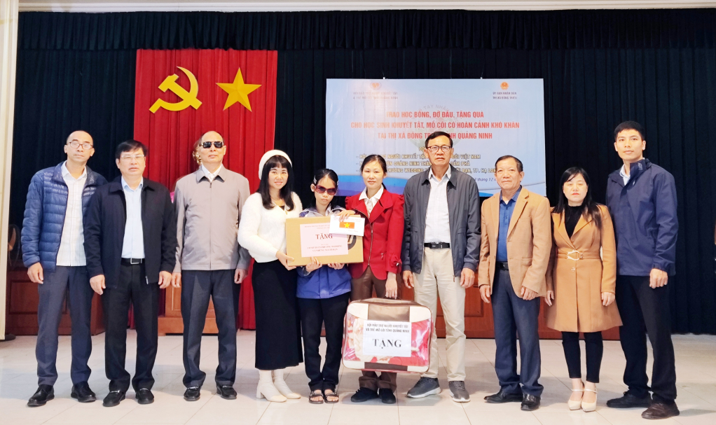 Hội Bảo trợ NKT&TMC tỉnh phối hợp trao tặng quà, học bổng cho em Hoàng Thị Thư (Lớp 9C3, Trường THCS xã Hồng Thái Tây, TX Đông Triều) tháng 12/2023.