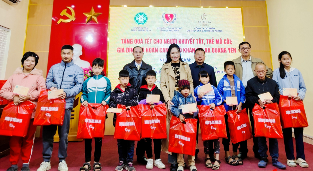 Hội Bảo trợ NKT-TMC tỉnh chắp nối các nhà hảo tâm trao tặng quà cho học sinh mồ côi, khuyết tật khó khăn trên địa bàn TX Quảng Yên nhân dịp Tết Nguyên đán Giáp Thìn 2024.