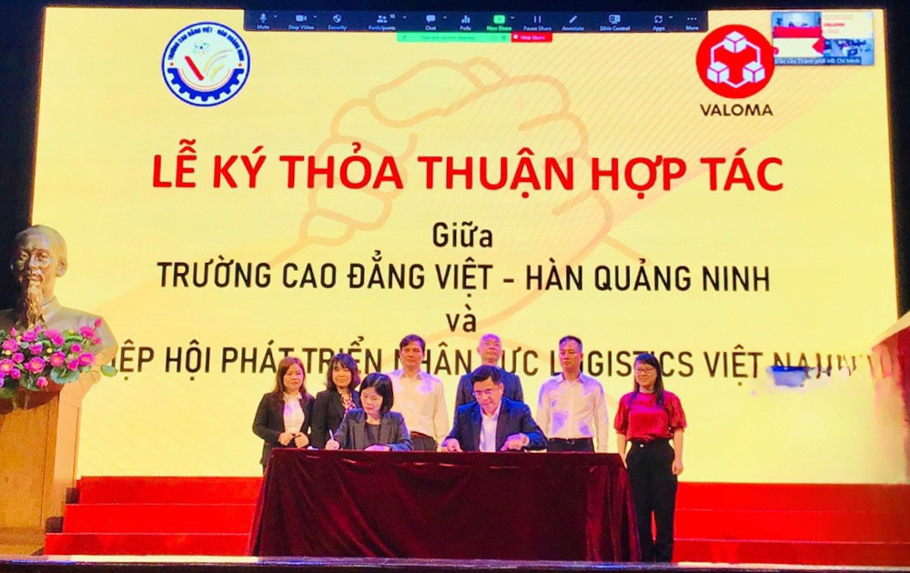 Hiệp hội Phát triển nhân lực Logistics Việt Nam (VALOMA) và Trường Cao đẳng Việt - Hàn Quảng Ninh vừa ký kết thỏa thuận hợp tác về việc phát triển nhân lực logistics, tháng 3/2023.