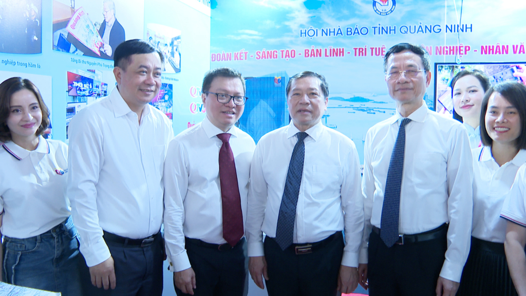 Các đại biểu Trung ương tham quan khu trưng bày các sản phẩm báo chí của Hội nhà báo Tỉnh Quảng Ninh