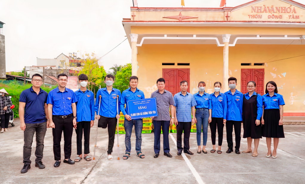 Tỉnh Đoàn trao tặng 10.000 con gà giống (trị giá hơn 300 triệu đồng) hỗ trợ thanh niên thôn Đồng Tâm (xã Lê Lợi, TP Hạ Long) phát triển kinh tế, lập nghiệp.