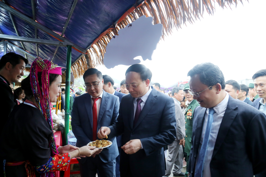Các đồng chí lãnh đạo tỉnh tham quan các gian hàng OCOP của huyện Tiên Yên.