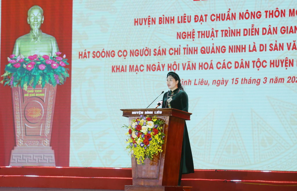 Đồng chí Nguyễn Thị Tuyết Hạnh, Bí thư Huyện ủy, phát biểu tại buổi lễ.