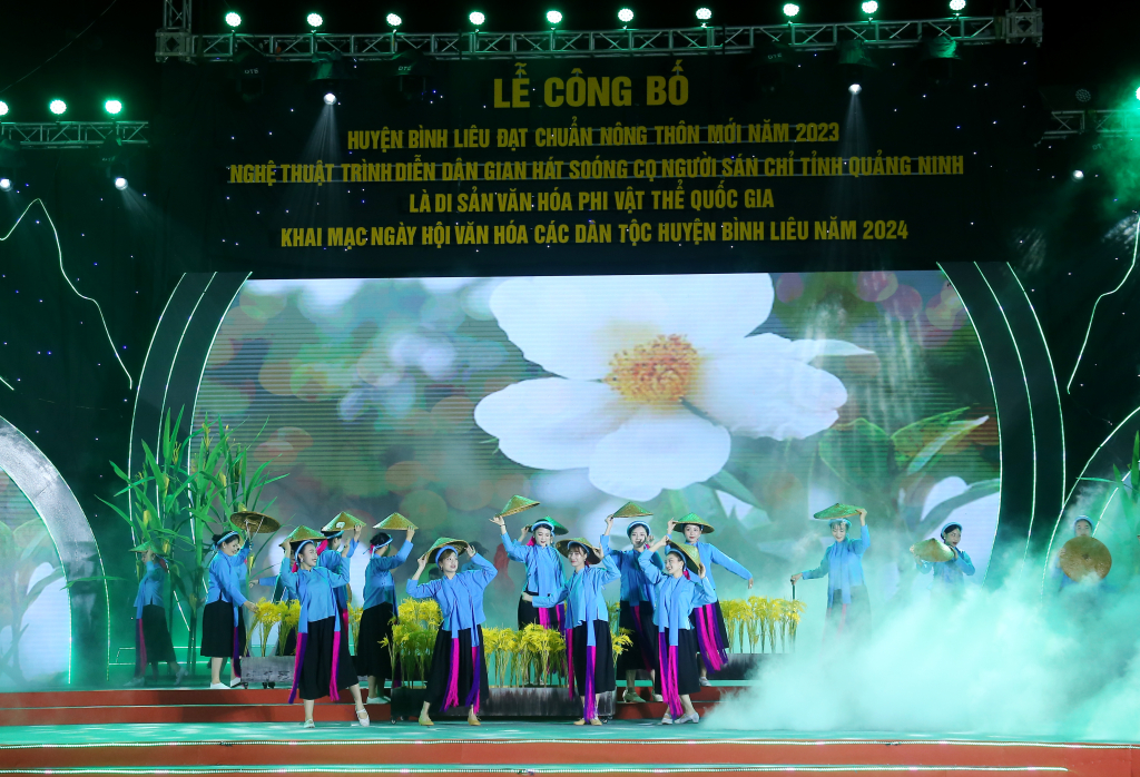 Làn điệu Soóng Cọ của người Sán Chỉ, tỉnh Quảng Ninh biểu diễn tại buổi lễ.