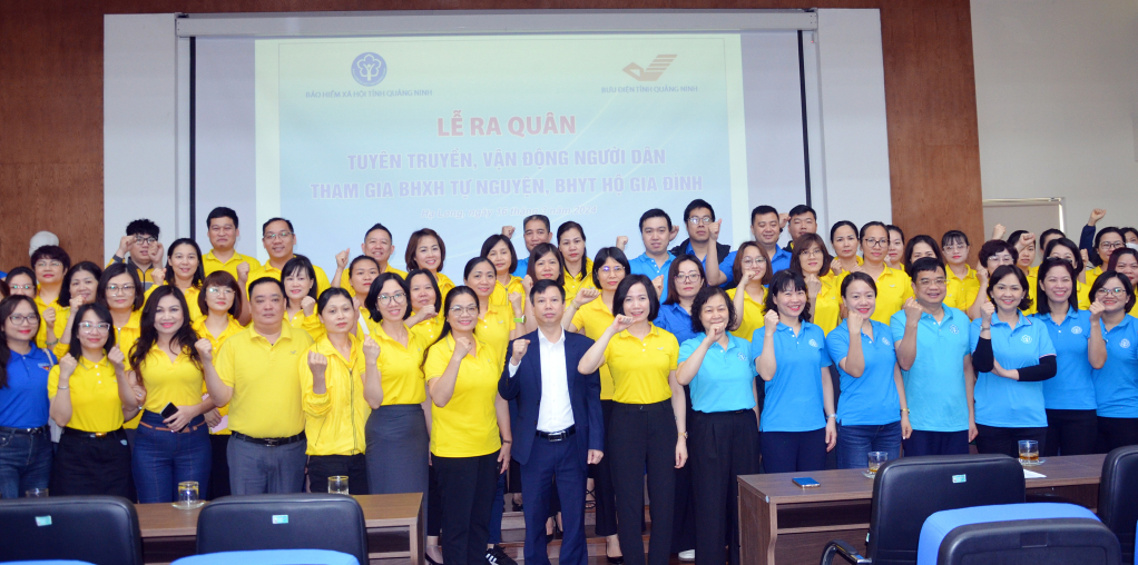 Cán bộ, nhân viên ngành BHXH tỉnh và Bưu điện tỉnh biểu thị quyết tâm hoàn thành chỉ tiêu tuyên truyền, vận động người dân tham gia BHXH tự nguyện, BHYT hộ gia đình.